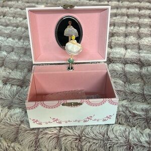 Mele & Co music jewelry box for little girls